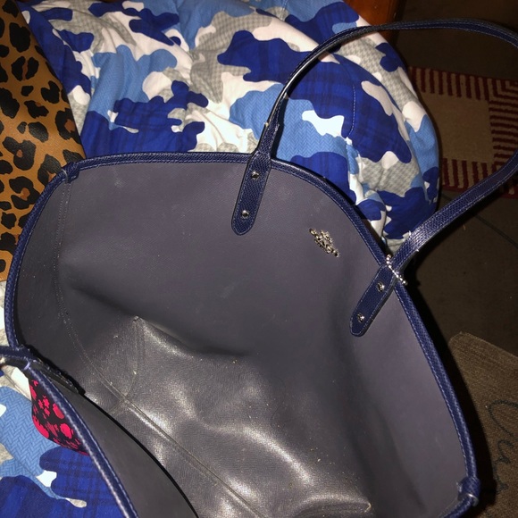 Woman’s reversible coach tote - Picture 2 of 5